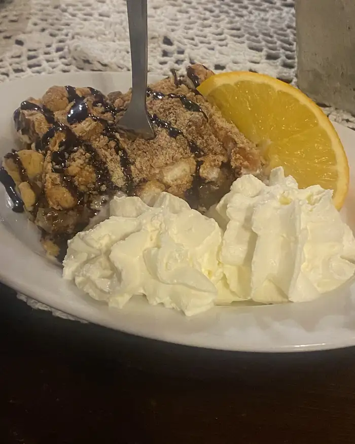 Grillowana ryba z puree i plastrem pomarańczy