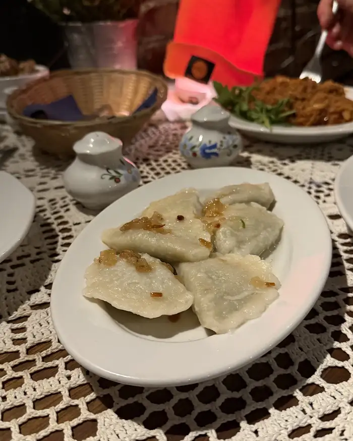 Talerz pierogów na ażurowym obrusie